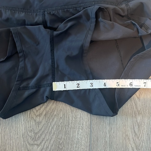 Lululemon Speed Up Short 2.5’ EUC - Picture 6 of 10
